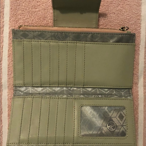 Adrienne Vittadini Floral Wallet. - Picture 4 of 8